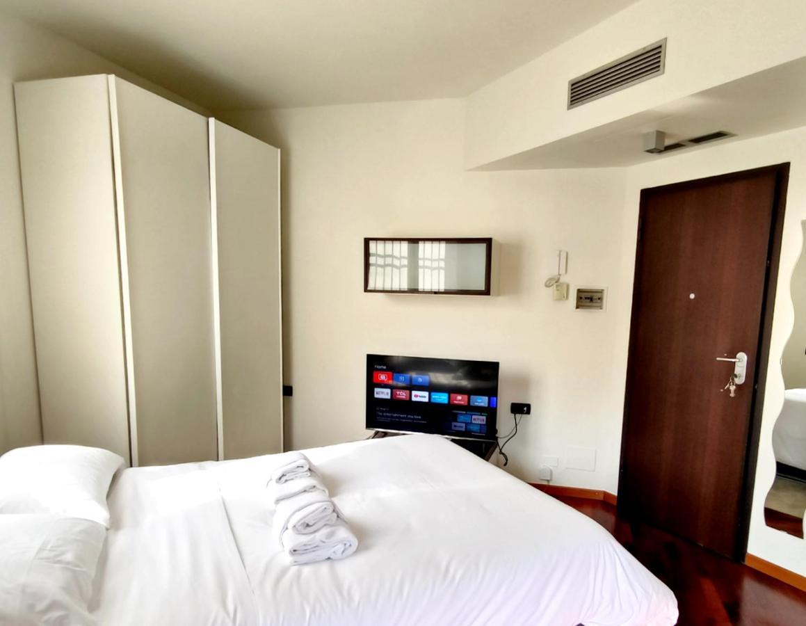 Exclusive And Unobtainable Big Terrace In Milano Downtown With Ac, Wifi, Subway M1 And M2 In Shopping Area Milão Exterior foto